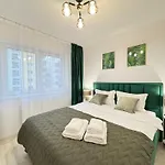 Luxury Apartments Near Coresi Mall By Glam